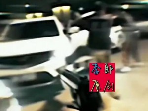 张警官撞玻璃高清视频链接—张警官撞玻璃高清视频链接：为何他会突然冲向玻璃？